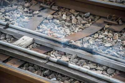 Schorndorf-Miedelsbach: Leitung in den Bahngleisen brennt - Zugverkehr lahmgelegt